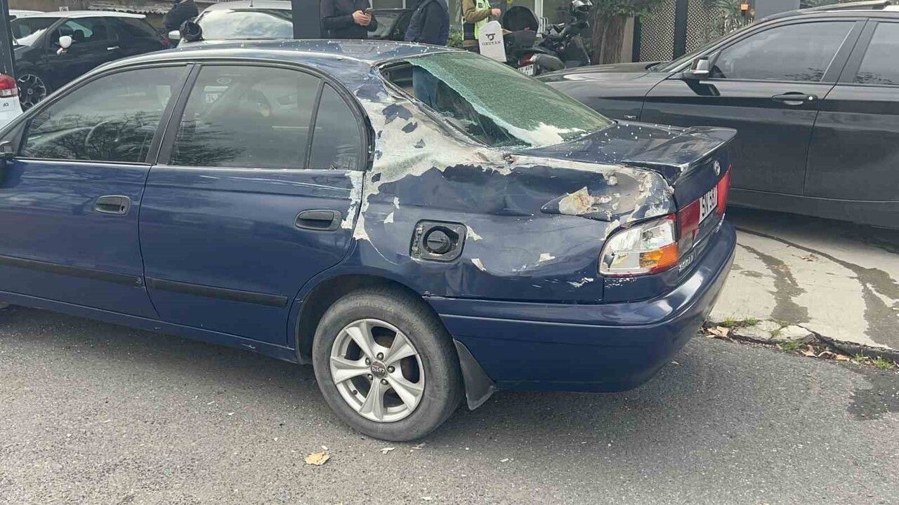 Ataşehir'de Kontrolden Çıkan Otomobil 3 Araca Çarparak Takla Attı