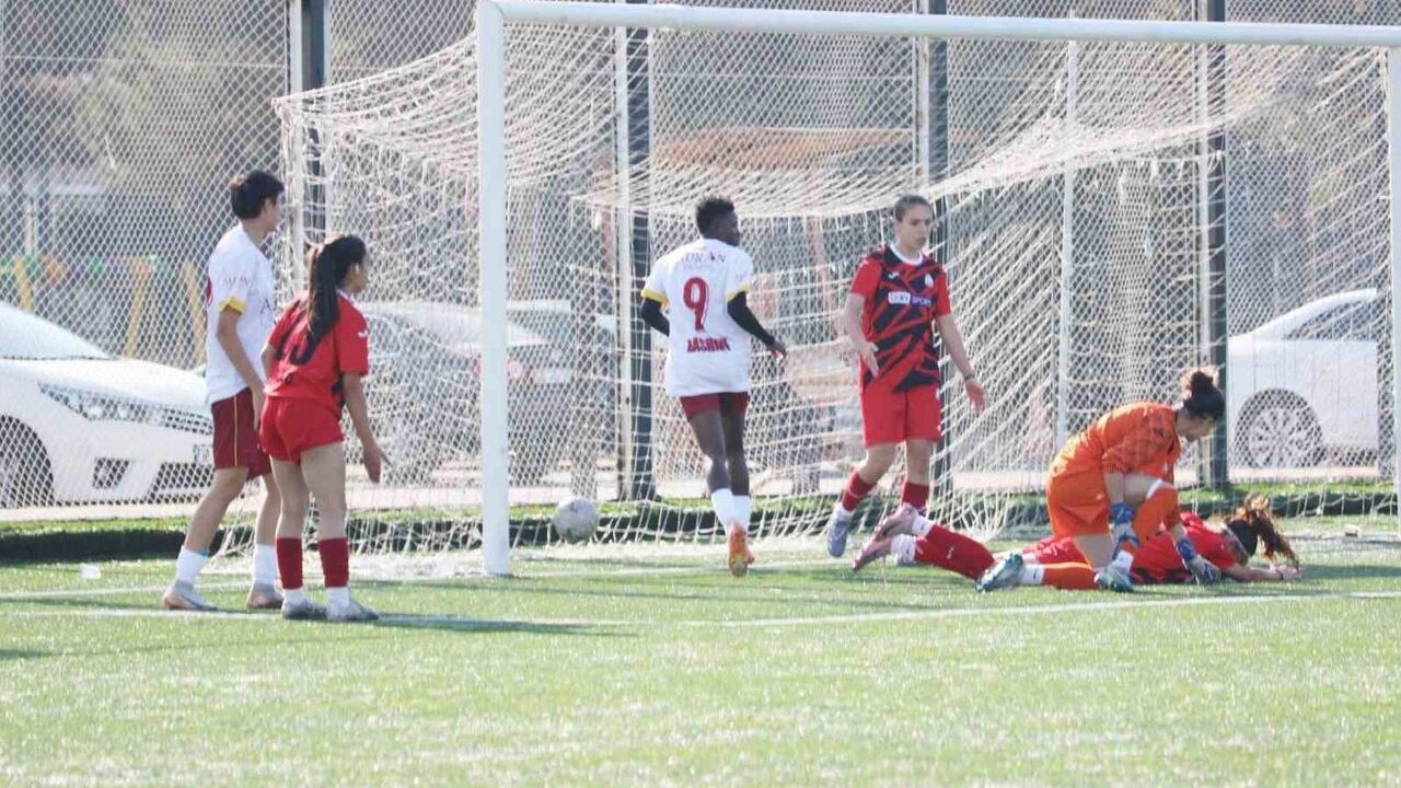 Auran Kayseri Kadın FK Gazikentspor'u 7-1 Yenerek Namağlup İlerliyor