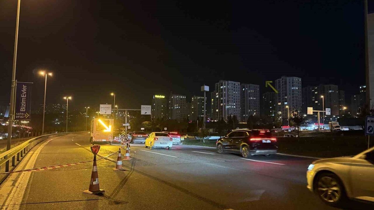 Avcılar'da Tır Üst Geçide Çarptı; Trafik Çilesi Başladı