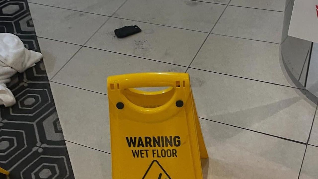 Avusturalya Melbourne Havalimanında Cebindeki Batarya Patladı — Qantas Salonu Tahliye Edildi