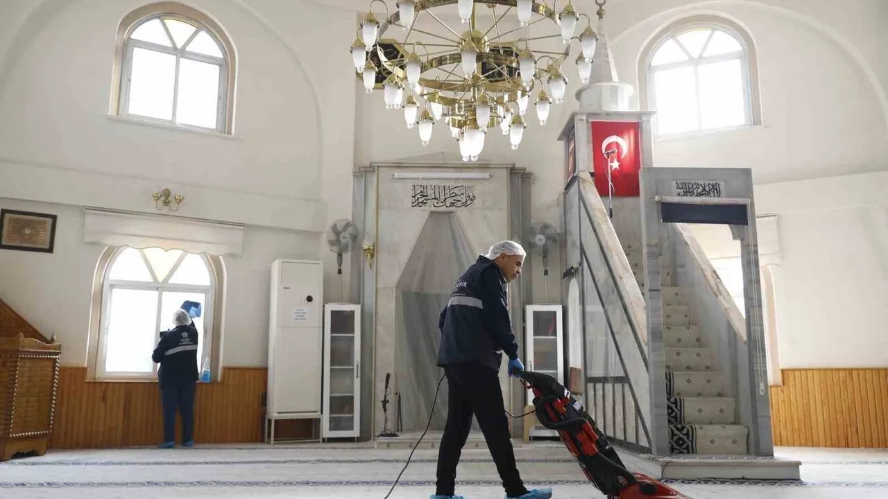 Aydın Büyükşehir Belediyesi'nden Camilerde Kapsamlı Temizlik