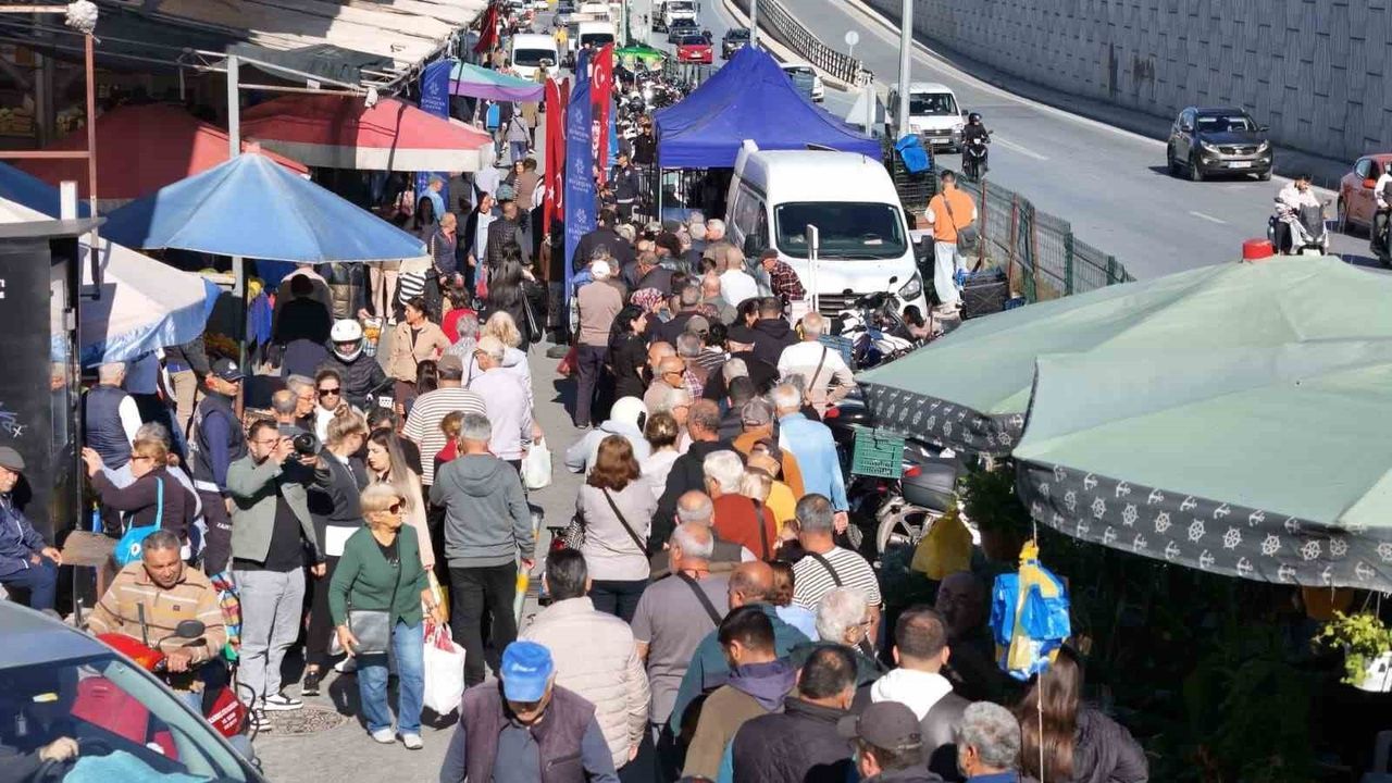 Aydın Büyükşehir, Kuşadası'nda Binlerce Kışlık Ata Tohumu Fidesi Dağıttı