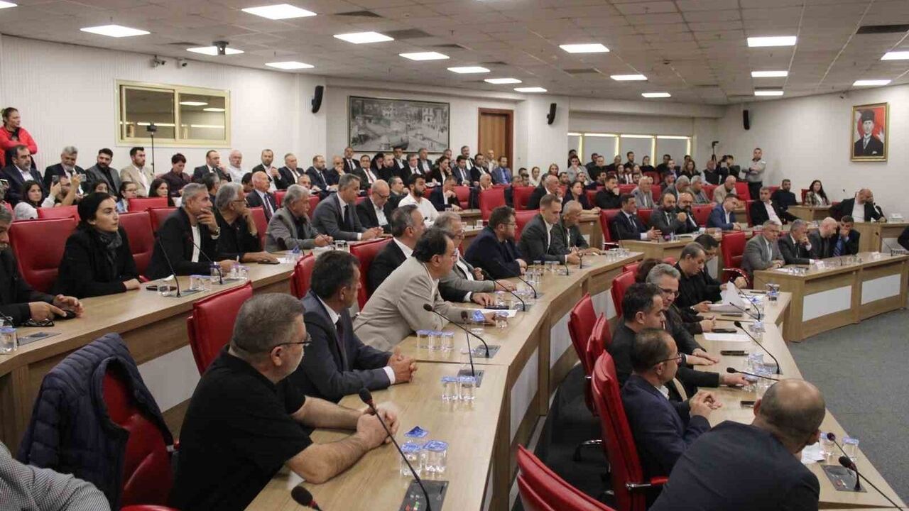 Aydın Büyükşehir Meclisi'nde 'sıralama ve usul' tartışması: Oturum 27 Kasım'a ertelendi