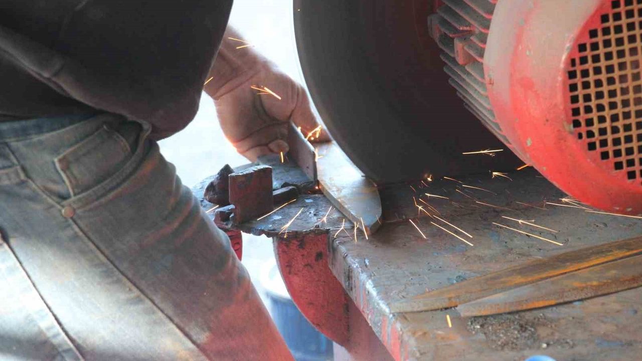 Aydın'da Demirci Turgay Carım, Bozulan Tarım Aletlerini Tamir Ediyor