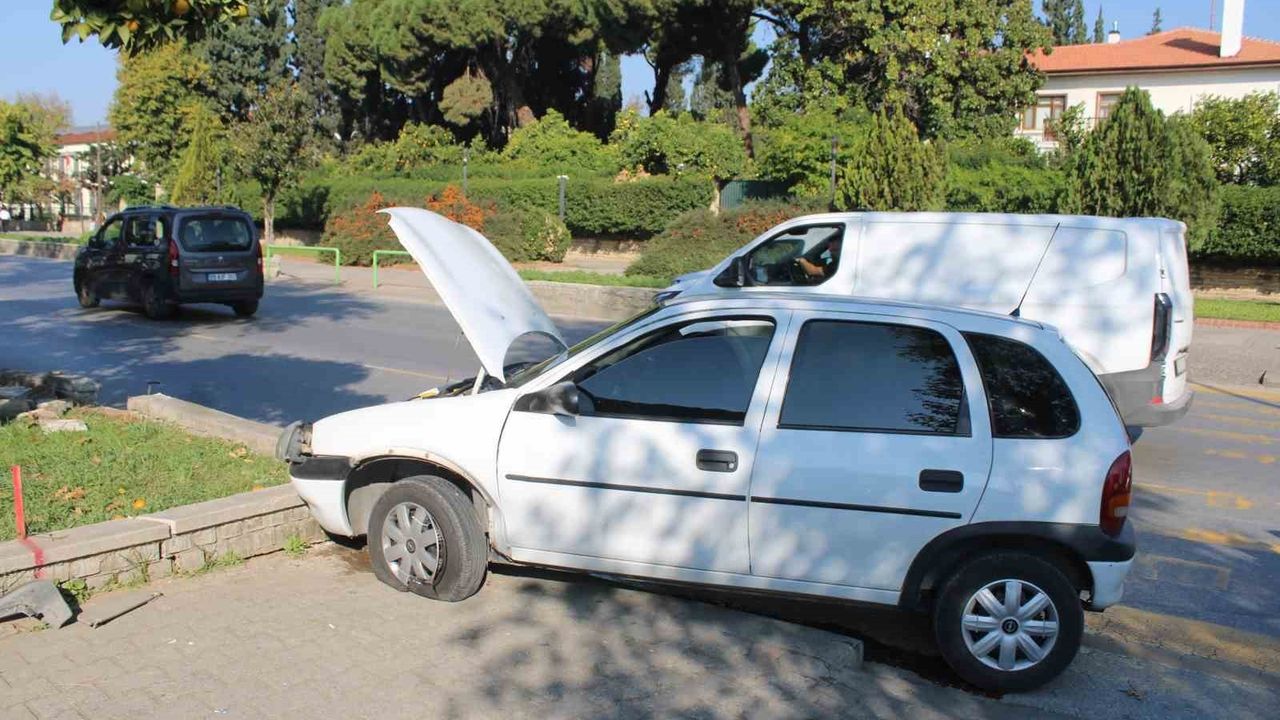 Aydın'da Ehliyetsiz Sürücü Refüje Çarptı: 2 Kişi Yaralandı