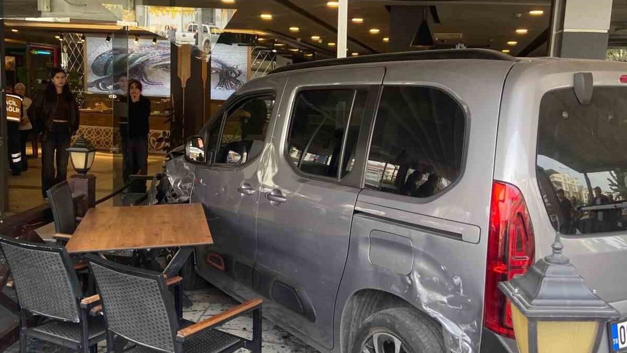 Aydın'da ticari araç iş yerine daldı: 15 yaşındaki sürücü yakalandı