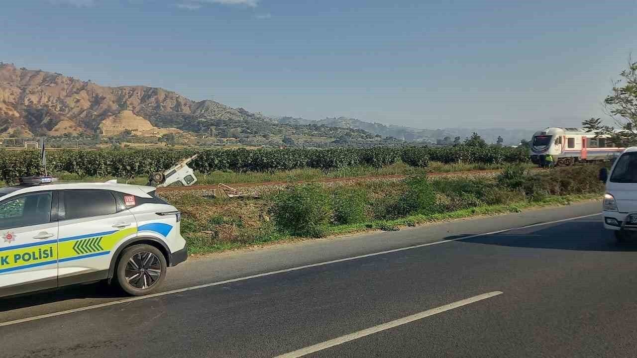 Aydın'da Trenin Çarptığı Kamyonet İkiye Bölündü: 1 Ağır Yaralı