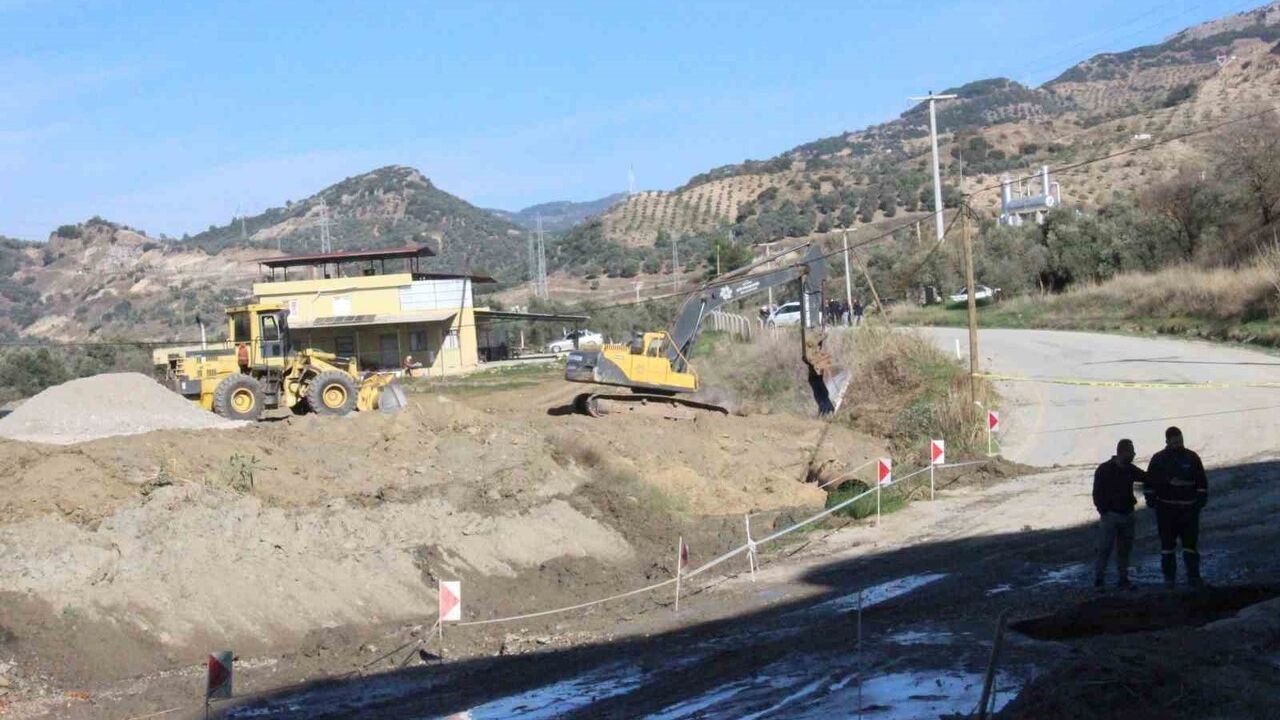 Aydın Germencik'te Jeotermal Hat Patladı: 170°C Su Yola Taştı