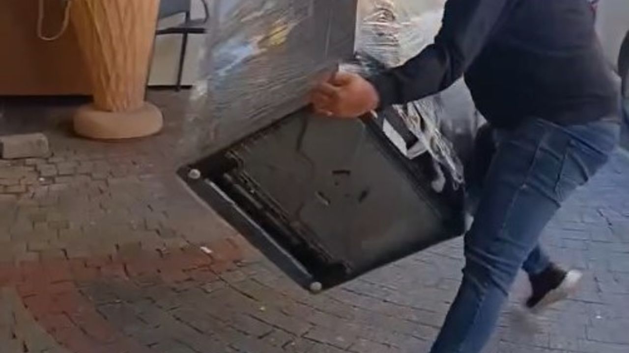 Aydın Koçarlı'da Teşhir İddiası: Müşteri Bulaşık Makinesini Mağaza Önüne Attı