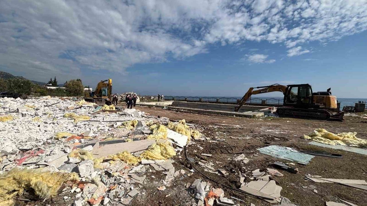 Ayvacık'ta ekim ayında 121 kaçak yapı yıkıldı