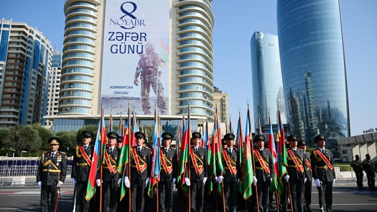 Azerbaycan 8 Kasım Zaferi'ni Bakü'de Askeri Geçit Töreniyle Kutladı