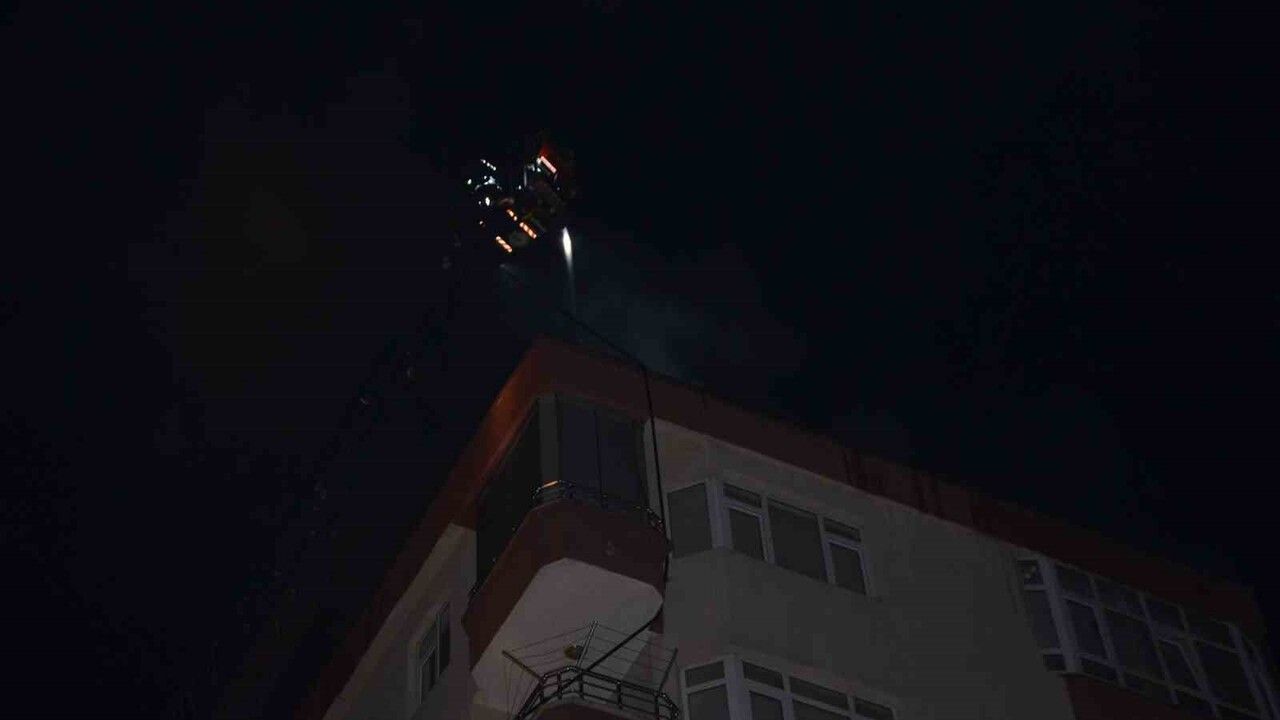 Bafra'da 7 Katlı Binanın Çatısında Yangın