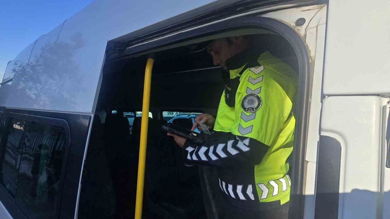 Bafra’da Kış Lastiği Denetimi: 59 Servis Aracı Kontrol Edildi