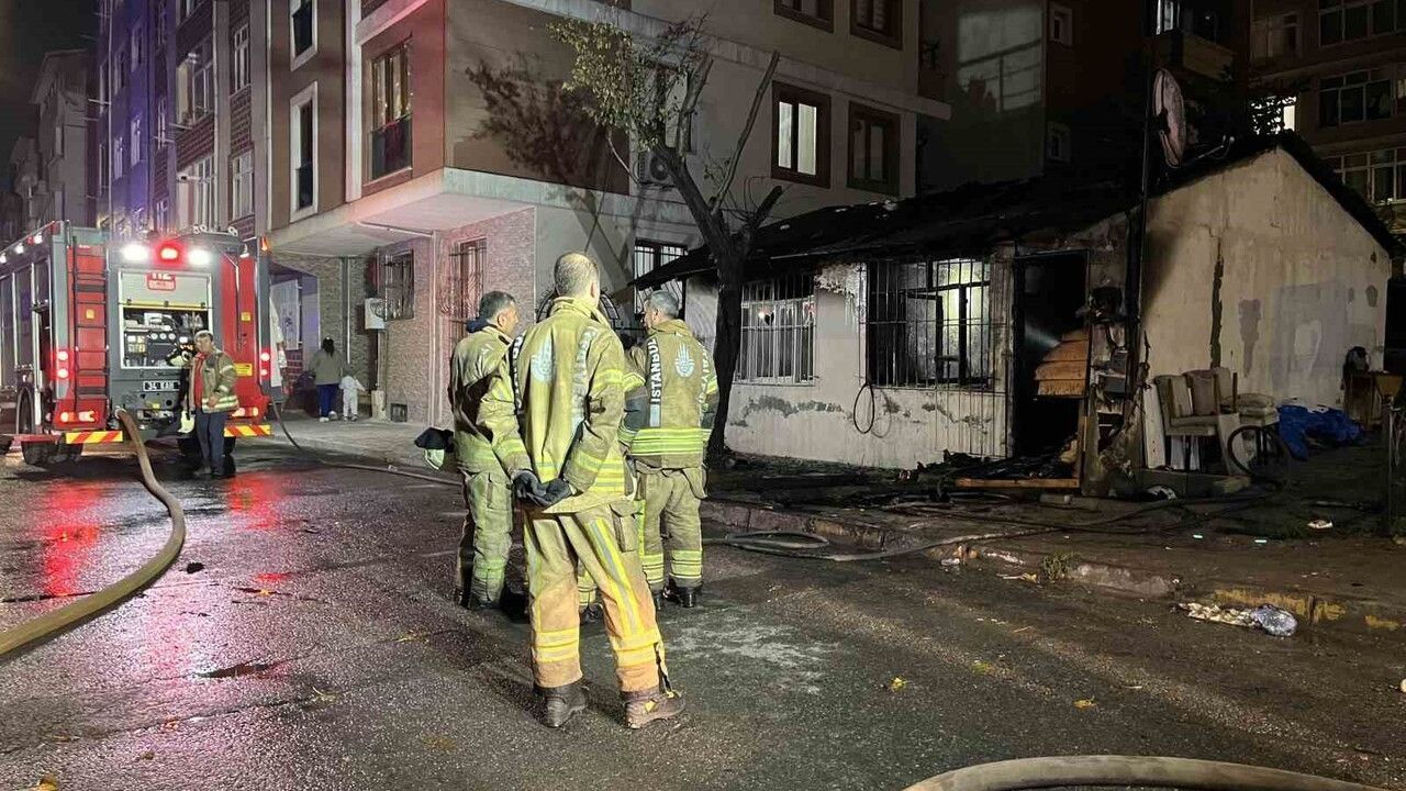Bağcılar'da Gecekondu Yangını: Anne ile 4 Çocuğu Dumandan Hastaneye Kaldırıldı