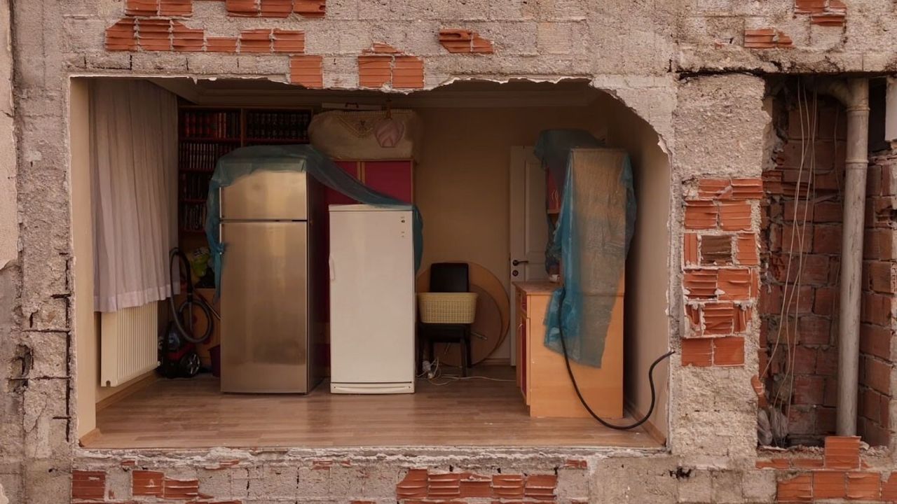 Bahçelievler'de Kentsel Dönüşüm Yıkımı: Bitişik Binada Duvar Yokluğu Ortaya Çıktı