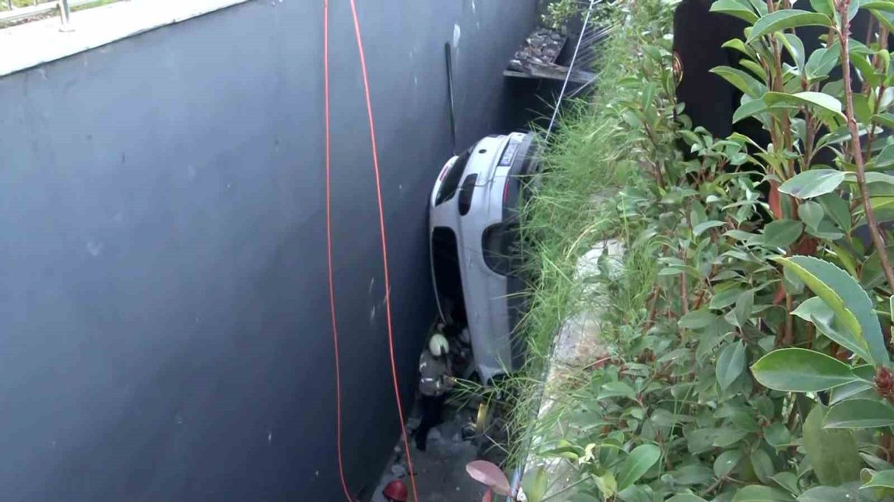 Bahçelievler'de Kontrolünü Kaybeden Sürücü Çok Sayıda Araca Çarpıp Boşluğa Düştü