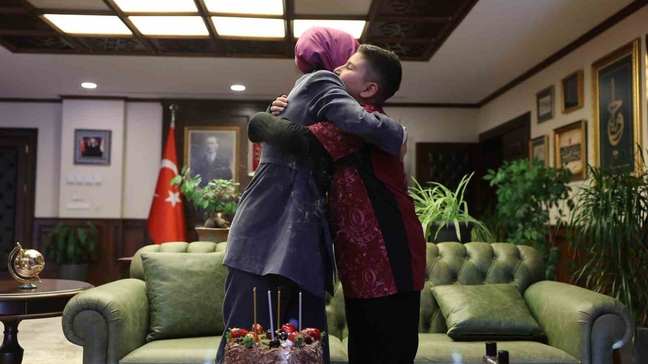 Bakan Göktaş, Yüzbaşı Alper Kocaman'ın Oğlunun Doğum Gününü Bakanlıkta Kutladı