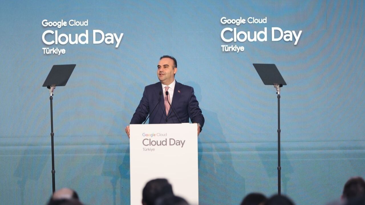 Bakan Kacır: 2030'a Kadar 10 Milyar Dolar Veri Merkezi ve Yapay Zeka Yatırımı