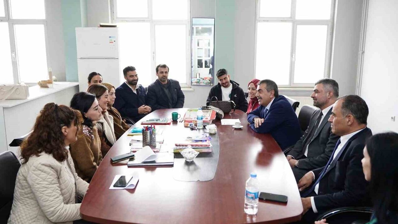 Bakan Yusuf Tekin, Diyarbakır Çınar'daki Yuvacık İlkokulunu Ziyaret Etti