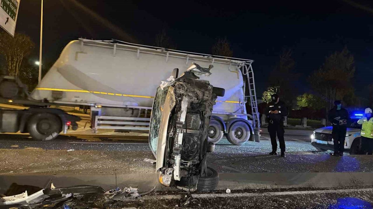 Bakırköy'de Kontrolden Çıkan Otomobil Takla Attı, Karşı Araca Çarptı