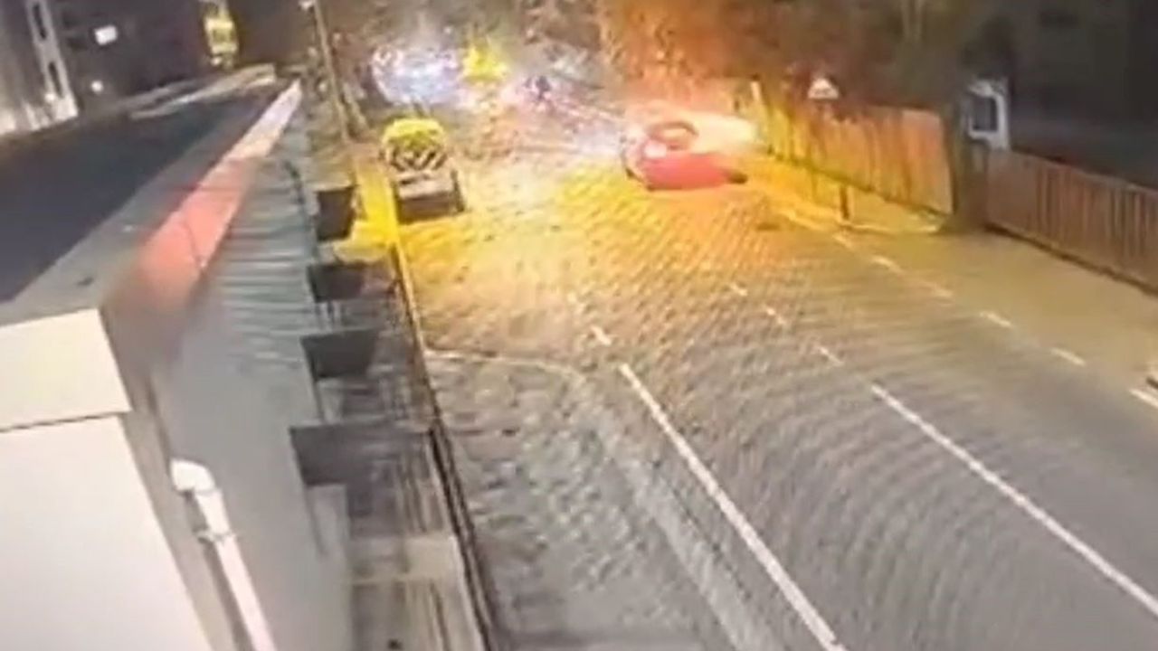 Bakırköy'de Motosiklet İş Makinesine Çarptı: Sürücü Yaralandı