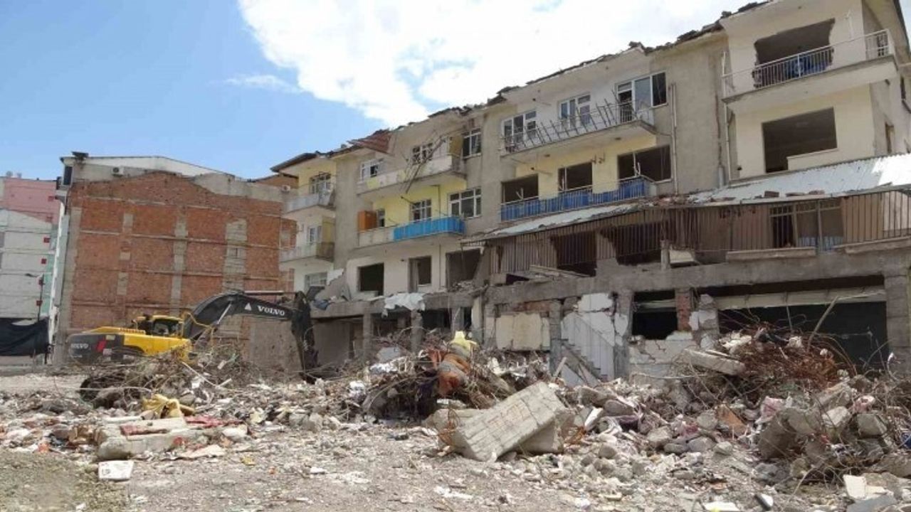 Balanlı Apartmanı Davası: 8 Sanığa Hapis, Mimar ve Mühendis 13 Yıl 9 Ay