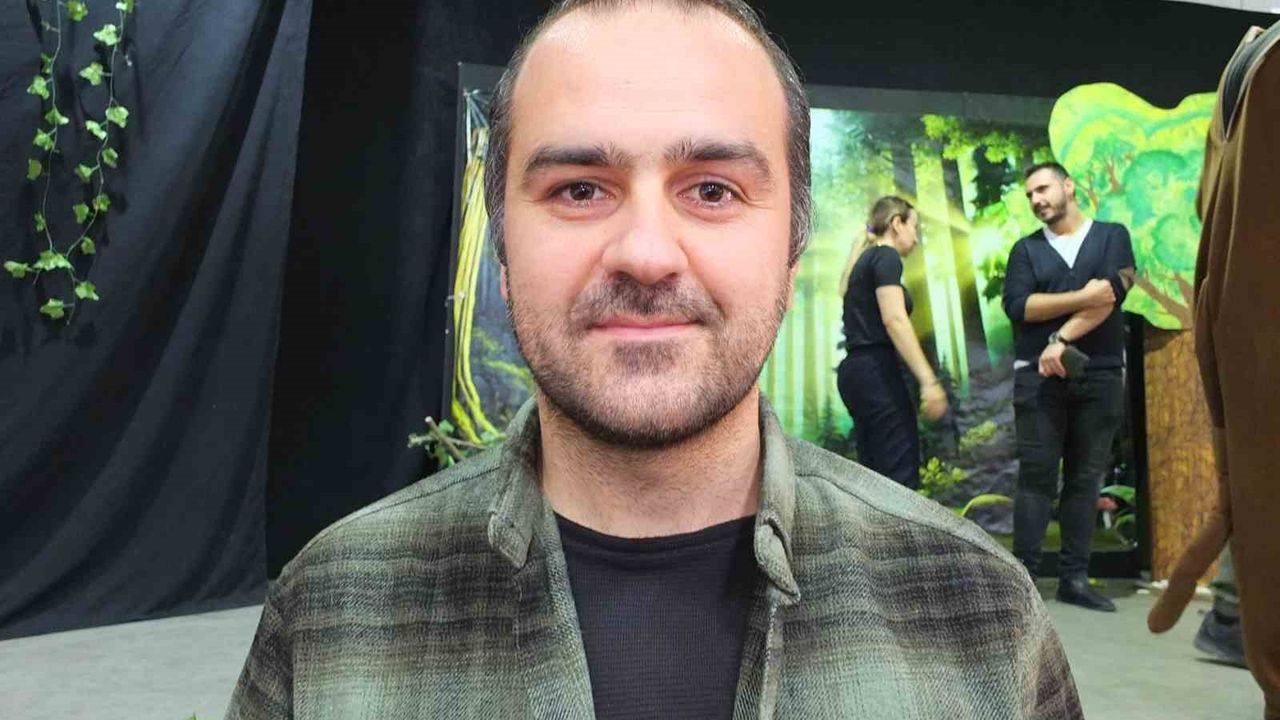 Balıkesir'de Burhaniye Kent Tiyatrosu'nun 'Bizden Değilsin' Oyunu Ayakta Alkışlandı