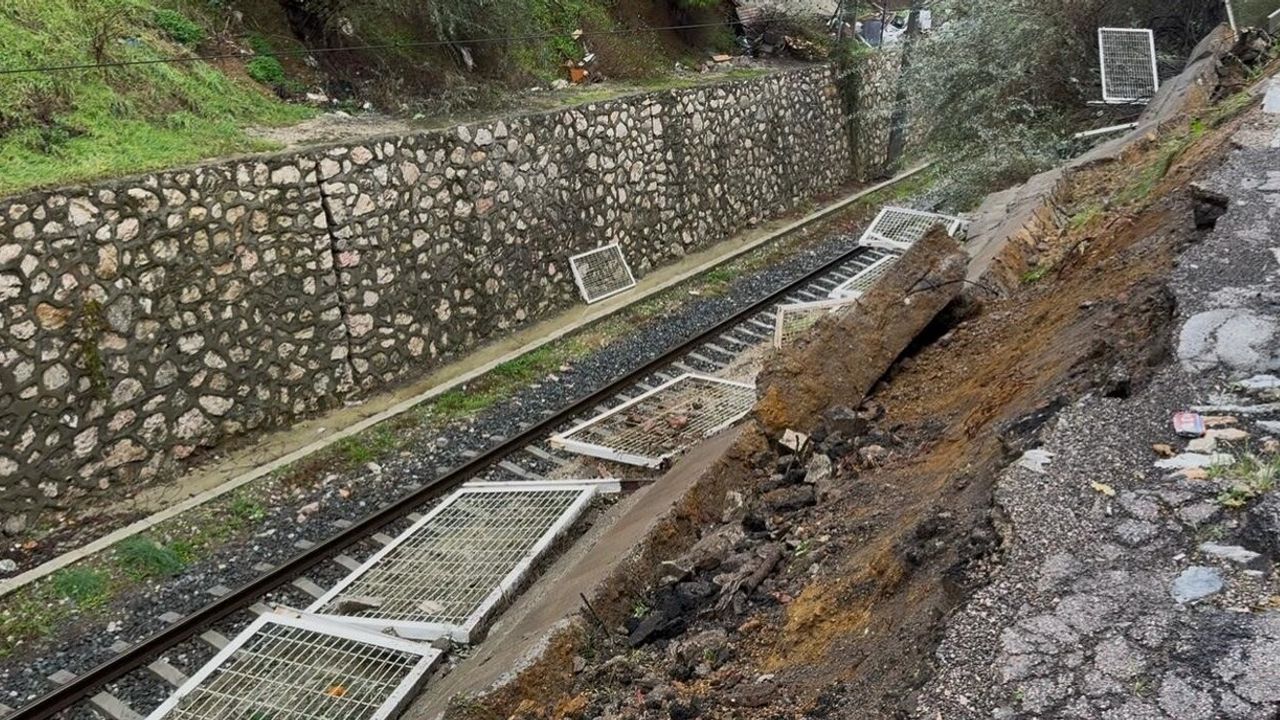 Bandırma'da Tren Yolu İstinat Duvarı Çöktü, Ekipler Sevk Edildi