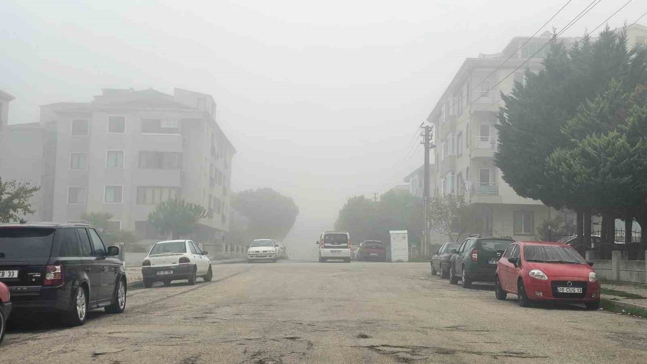 Bandırma'da Yoğun Sis Görüşü 20 Metreye Düşürdü