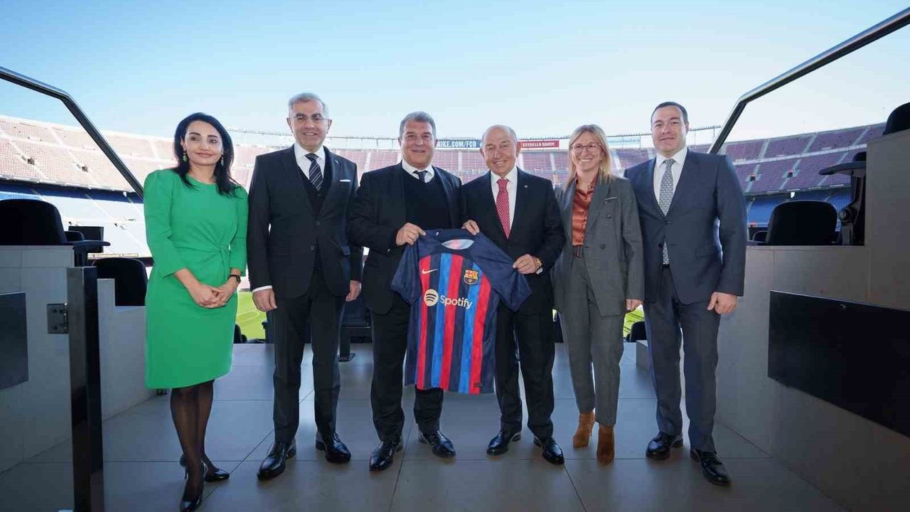Barcelona, Yenilenen Camp Nou'ya Döndü
