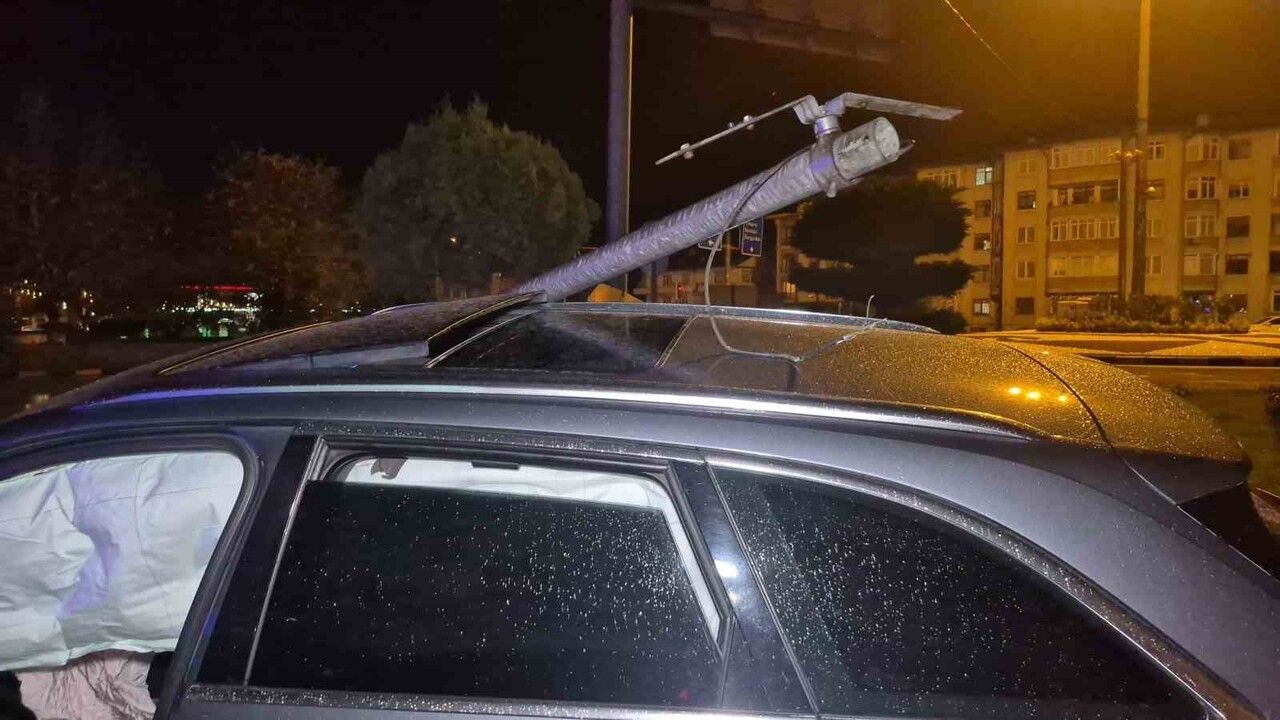 Bartın'da Direk Araç Üstüne Devrildi: Sürücü Olay Yerinden Kaçtı