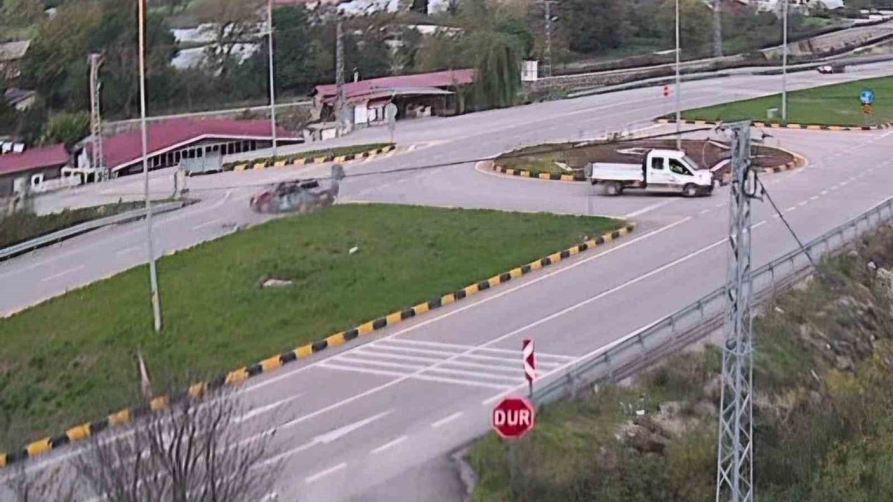 Bartın'da Karaçay Kavşağı'nda Kaza: 6 Yaralı, Anlar Güvenlik Kamerasında