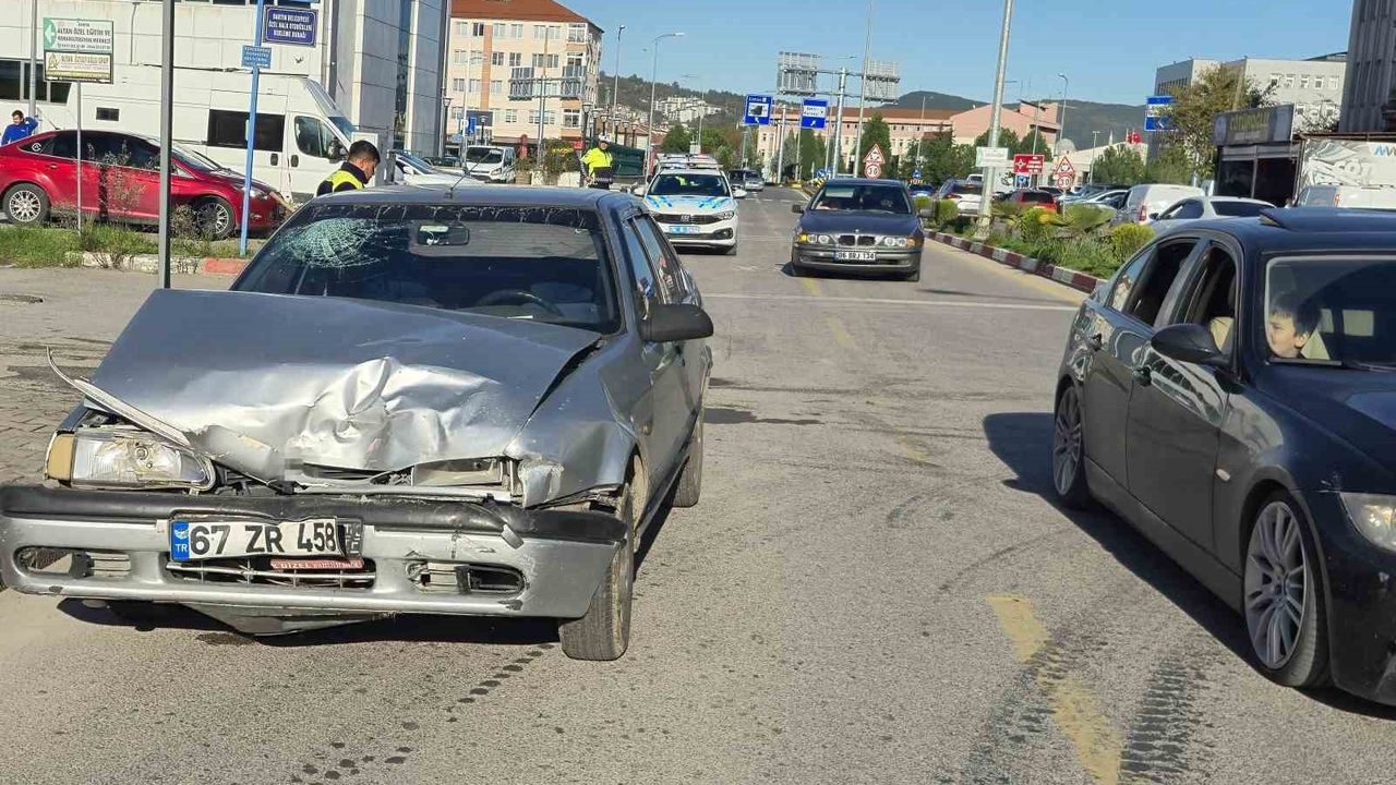 Bartın'da kavşak kazası: 3 yaralı