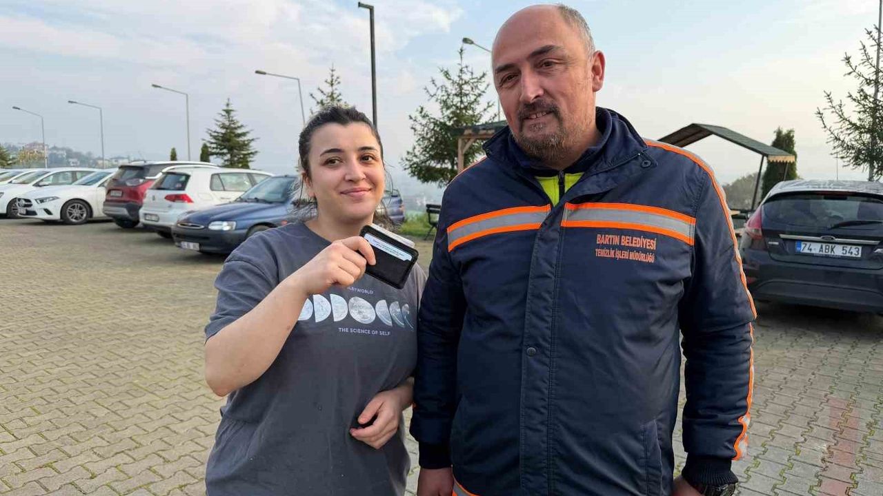 Bartın'da temizlik işçisinin örnek davranışı: Bulduğu cüzdan sahibine teslim edildi