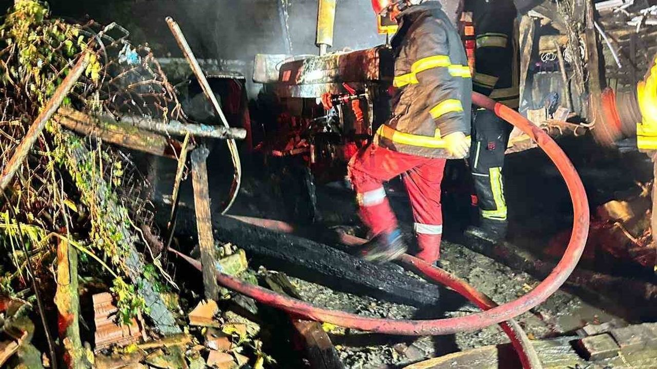 Bartın'da yıldırım düştü: 2 araç kullanılamaz hale geldi