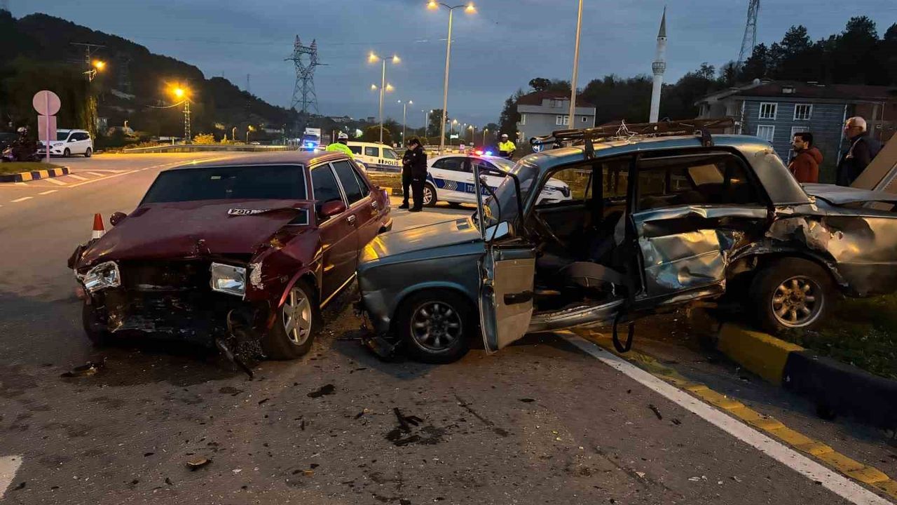 Bartın Karaçay Kavşağı’nda Çarpışma: 6 Kişi Yaralandı
