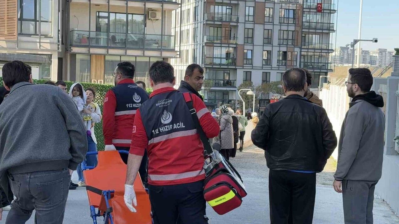 Başakşehir’de 27 Katlı Emlak Konut Binasında Yangın: Bir Kişi Dumandan Etkilendi