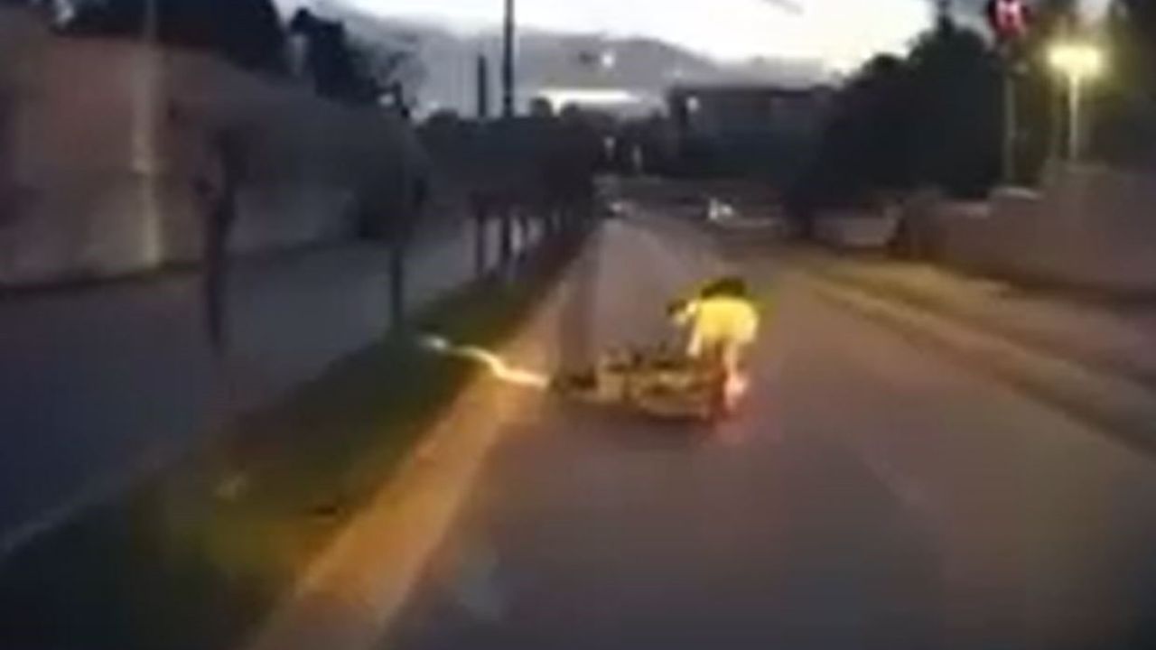 Başakşehir'de motosiklet çukura çarptı: Sürücü yola savruldu, araç kamerası kaydetti