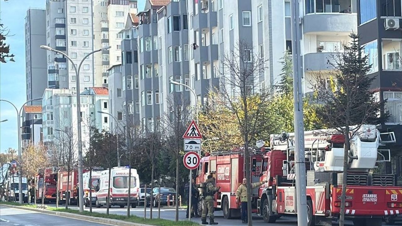 Başakşehir'de Site Yangını: 2 Kişi Dumandan Etkilendi