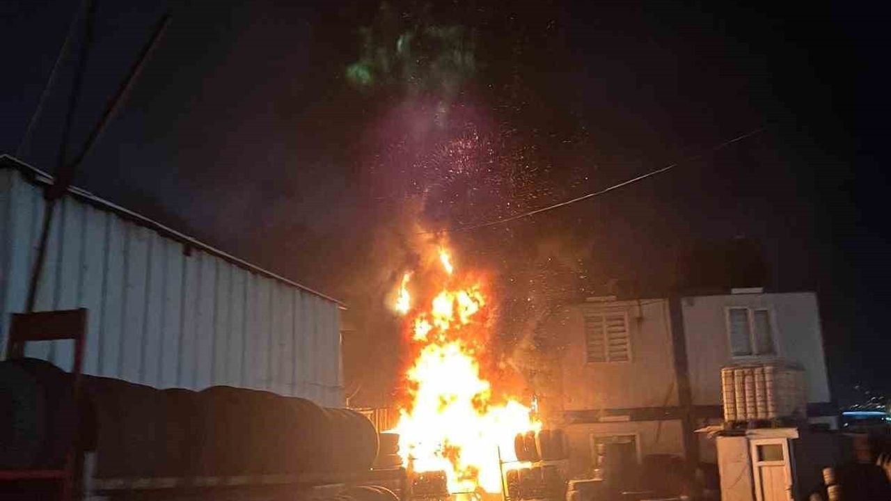 Başakşehir'de Soba Kıvılcımı Hurdacı ve Lastikçide Yangın Çıkardı