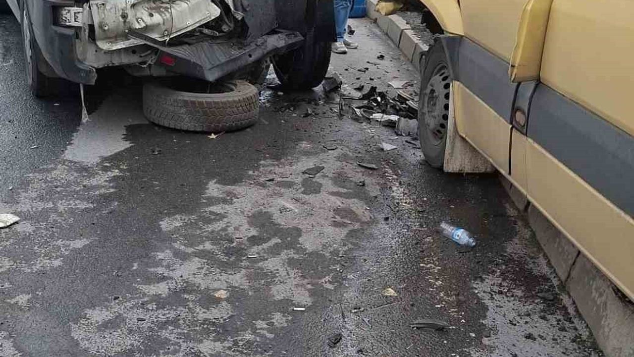 Başakşehir'de Zincirleme Kaza: Avrupa Otoyolu Yan Yolda 12 Yaralı