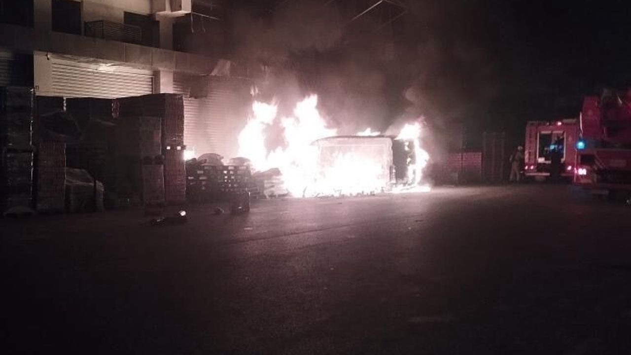Başakşehir İGTOT'ta Palet Yangını Minibüse Sıçradı