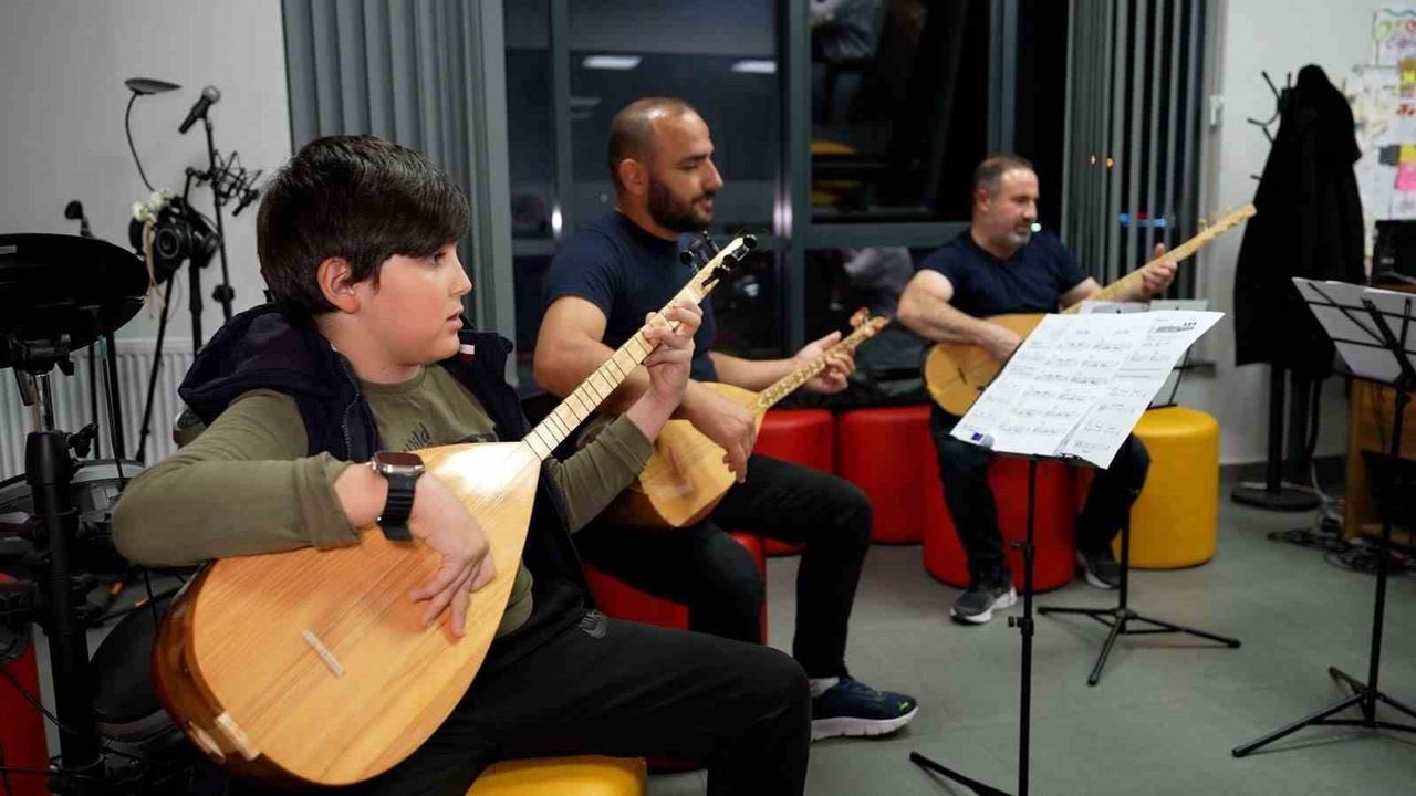 Başiskele'de Ücretsiz Bağlama Eğitimi Başladı