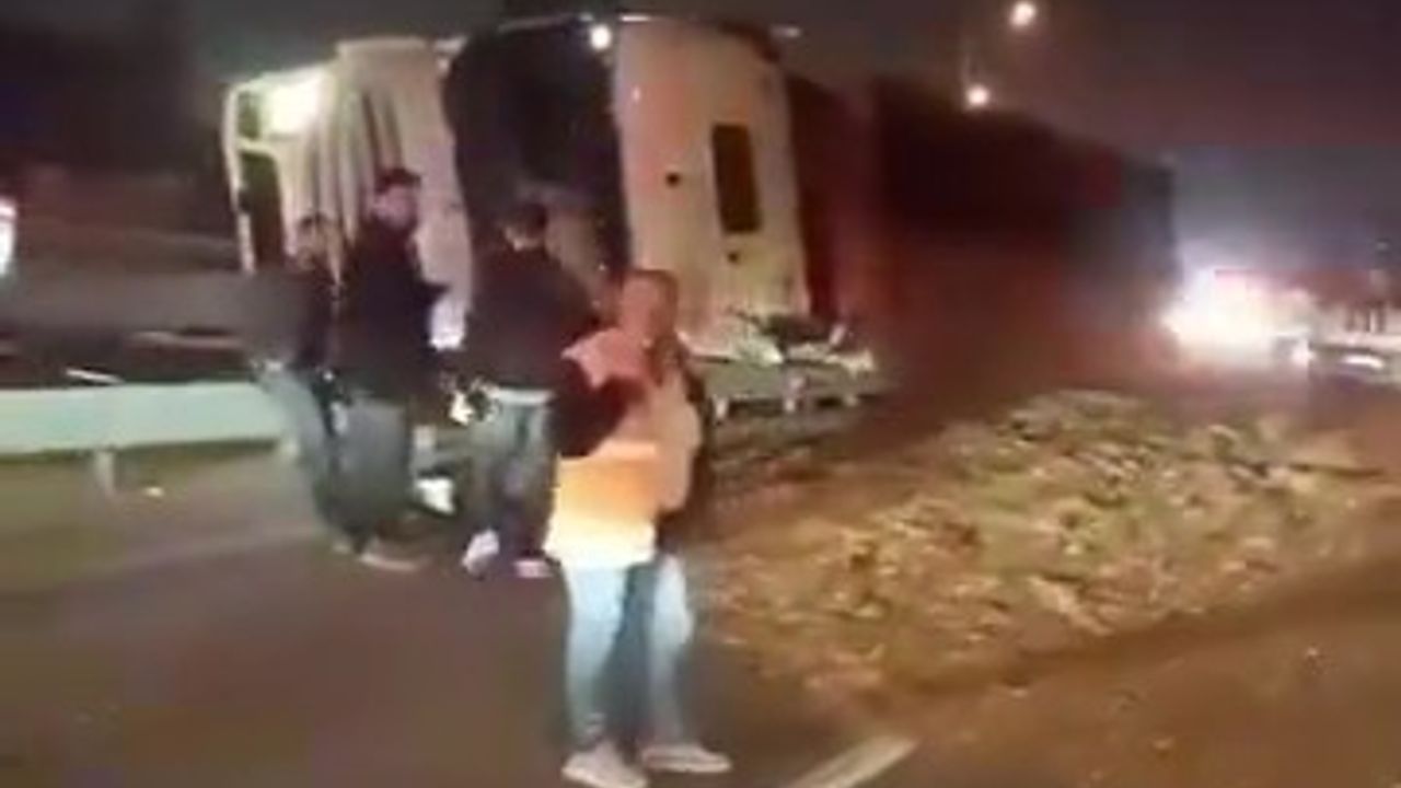 Başiskele'de yonga yüklü tır virajı alamayıp devrildi