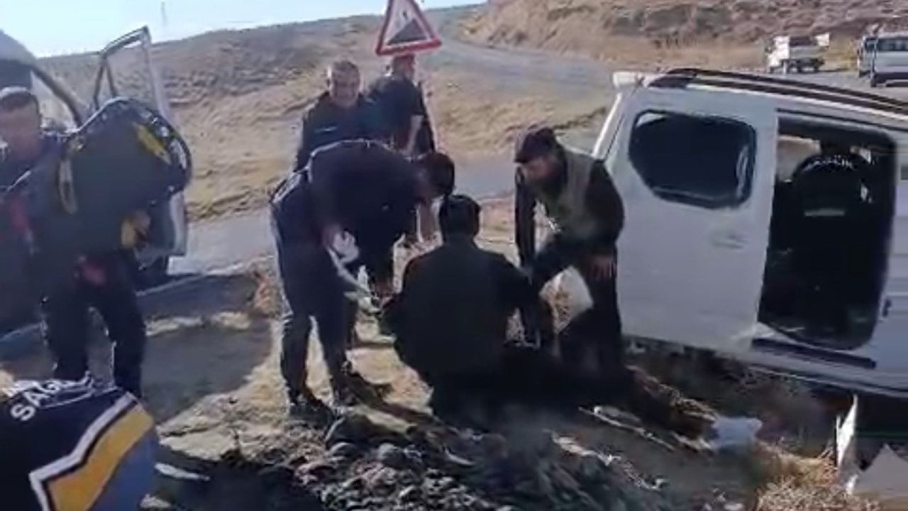 Başkale’de kamyonet şarampole yuvarlandı: 4 yaralı