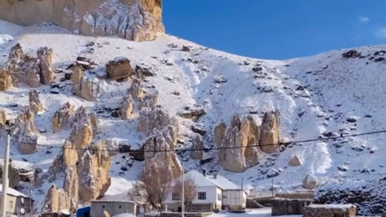 Başkale'de Kar Yağışı Etkili Oldu: Yüksek Kesimler Beyaza Büründü