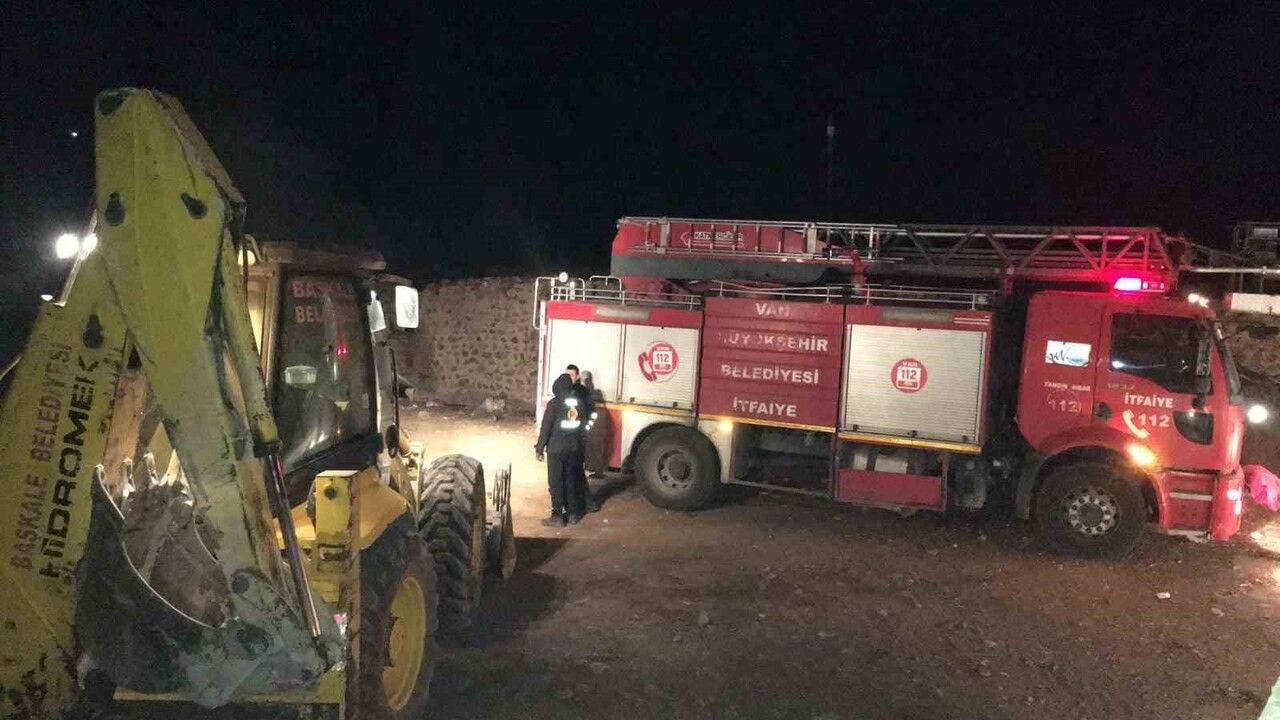 Başkale'de Samanlık Yangını Söndürüldü