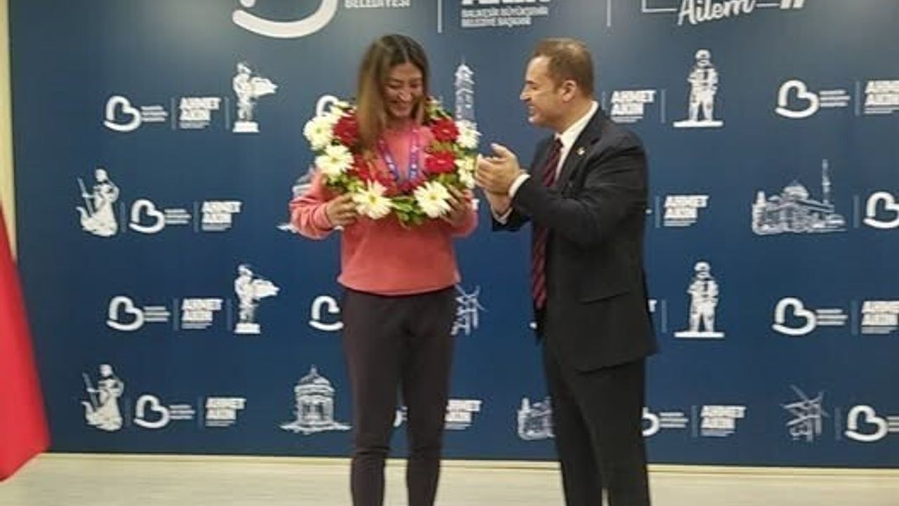 Başkan Akın, Dünya Şampiyonu Nafia Kuş ve Milli Sporcuları Kabul Etti