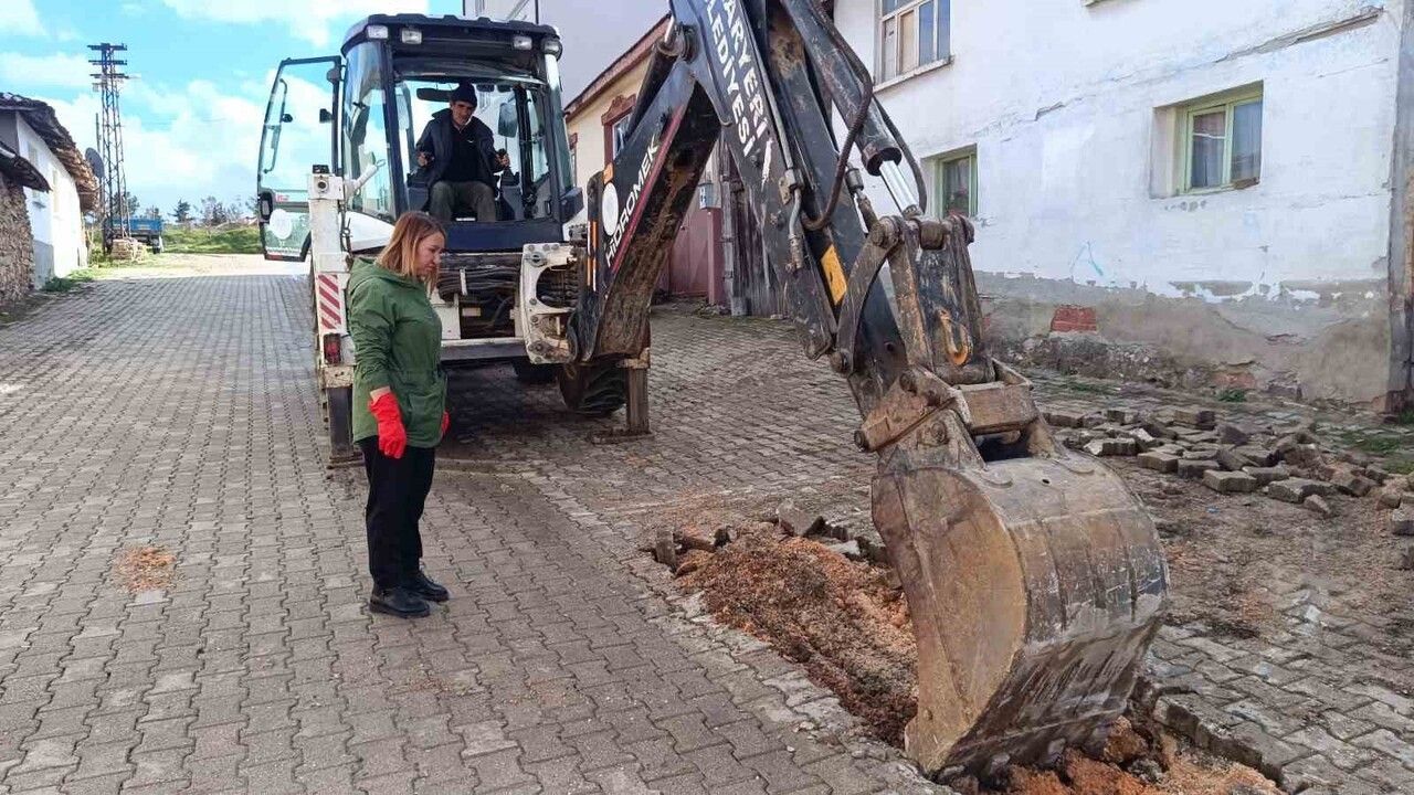 Başkan Tekin’den Sahada Örnek: Pazaryeri’nde Parke Döşedi