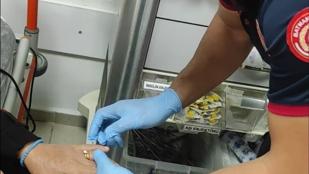 Batman'da itfaiye ve sağlık ekiplerinden ortak 'yüzük çıkartma' operasyonu